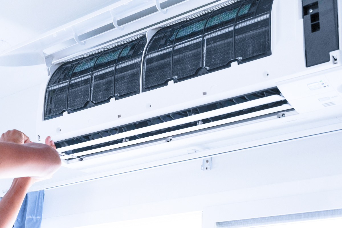 The airconditioner repairing by technician
